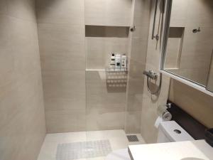 bagno con box doccia e servizi igienici di Tambuli Residence a Maribago