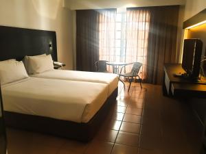 Кровать или кровати в номере Flamingo Hotel By The Lake, Kuala Lumpur