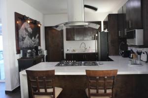 Una cocina o kitchenette en Casa Las Palmas, llena de vida, con alberca.