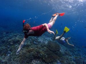 two people are diving in the ocean withqual at Pandan Wangi in Nusa Lembongan