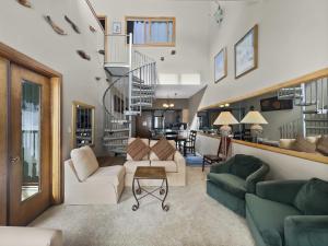Posezení v ubytování FP310 Foxpine Inn Condo