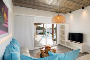 布拉卡的住宿－Citrus Seaside Houses，带沙发和电视的客厅