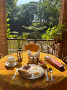 uma mesa com um prato de comida para o pequeno almoço em Devi Bhawan - A Heritage Hotel em Jodhpur