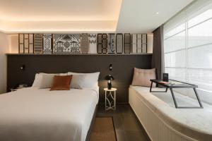 Postel nebo postele na pokoji v ubytování YANH Ratchawat Hotel
