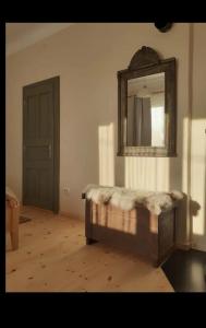 1 dormitorio con cama y espejo en la pared en Petersen, en Sibiu