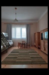ein Wohnzimmer mit einem Sofa und einem Tisch in der Unterkunft Petersen in Sibiu