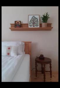 sypialnia z łóżkiem i stołem z rośliną w obiekcie Petersen w Sybinie