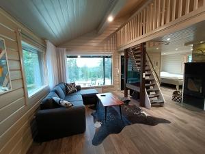 uma sala de estar com um sofá e uma mesa em Hietavilla Pläk em Ruka