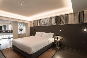 Postel nebo postele na pokoji v ubytování YANH Ratchawat Hotel