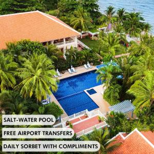 einen Luftblick auf ein Resort mit einem Pool in der Unterkunft La Veranda Resort Phu Quoc - MGallery in Phu Quoc