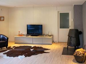 sala de estar con TV de pantalla plana y mesa en Apartment Halsanaustan en Korsnes
