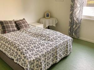 1 dormitorio con cama, mesa y ventana en Apartment Halsanaustan en Korsnes