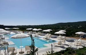 The swimming pool at or close to Resort con piscina a soli 250 mt dalla spiaggia La Pelosa Még 15 kép