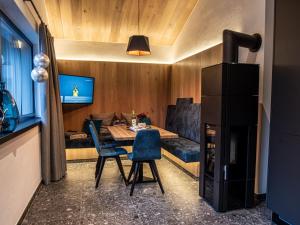 un salon avec une table et une cheminée dans l'établissement Chalet in Wald im Pinzgau near Krimml Falls, à Wald im Pinzgau