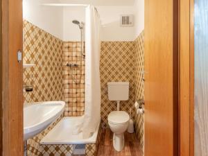 un bagno con un water, una vasca e un lavandino di Chalet in Sibratsgfäll near Ski Slopes a Sibratsgfäll