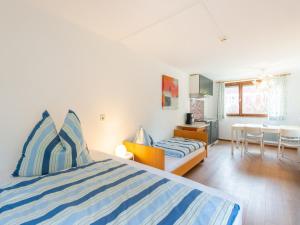 1 dormitorio con 1 cama y comedor en Picturesque studio in Sibratsgf ll with garden, en Sibratsgfäll