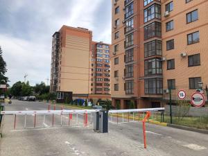 une rue avec une barricade en face de certains bâtiments dans l'établissement Двокімнатні апартаменти в ЖК Щасливий Запорізьке шосе 30, à Dnipro