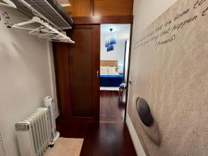 un pasillo con una puerta que conduce a un dormitorio en LAS CANTERAS Sabor a Mar 2 Dormitorios "Parking Gratis", en Las Palmas de Gran Canaria