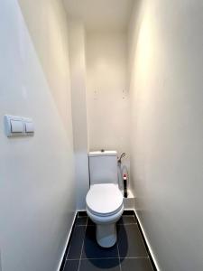 W pokoju znajduje się łazienka z białą toaletą. w obiekcie Homedésir - Le Marché Electrik Vernon-Giverny - Claude Monet - Downtown w mieście Vernon +16 zdjęć