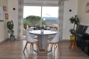 jadalnia z białym stołem i białymi krzesłami w obiekcie Villa Cléa, belle propriété provençale, jardin, piscine, au calme w mieście Carnoux-en-Provence