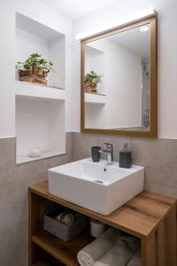 bagno con lavandino bianco e specchio di Hiša Leska a Kranjska Gora