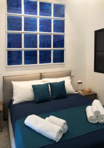Lily Apartment Napoli في نابولي: غرفة نوم عليها سرير وفوط
