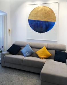 sala de estar con sofá y almohadas coloridas en Lily Apartment Napoli, en Nápoles