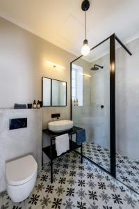 e bagno con servizi igienici, lavandino e doccia. di iGadi House Boutique Hotel a Città del Capo