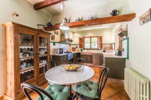 eine Küche mit einem Tisch und einer Obstschale darauf in der Unterkunft Cas Galgo luxury Villa in Valldemossa in Valldemossa