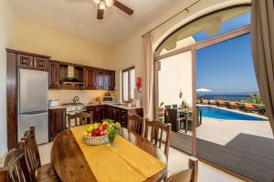 una cocina con una mesa con un bol de fruta. en The Harbour Holiday Home en Għajnsielem