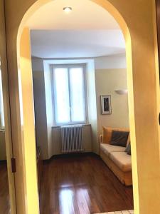een woonkamer met een bank en een raam bij Casa De Pellegrin Bellagio Lake Como in Bellagio