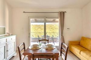 salon ze stołem, krzesłami i kanapą w obiekcie Residence con piscina a 4 km da Baja Sardinia w mieście Cala Bitta