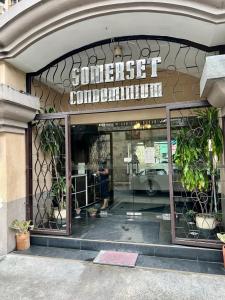 una puerta de entrada de un restaurante con un cartel en Somerset Condominium Tower 1 en Manila