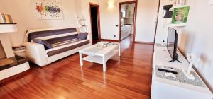 - un salon avec un canapé et une table dans l'établissement Ancora Apartment, à Quartu SantʼElena