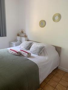 una camera da letto con un letto con due specchi sul muro di Beau T2 clim terrasse idéalement situé ad Aix en Provence