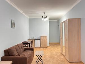 - un salon avec un canapé et une table dans l'établissement Vera City Center Apartment, à Tbilissi