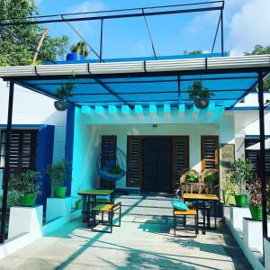 マラリクラムにあるPeacock Villa Marari Beachの青白の家
