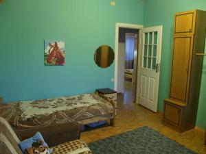 1 dormitorio con cama y pared azul en Дом для большой и дружной семьи, en Bishkek