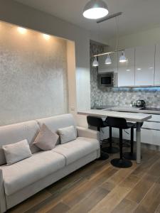 A kitchen or kitchenette at Residenza N&D Luxury