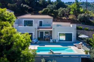 uma imagem de uma villa com piscina em Villa Politimi Luxury Retreat em Skopelos