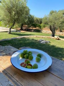 einen Obstteller auf einem Holztisch in der Unterkunft Villa Agosto, luxe villa met zwembad en zeezicht in Puglia in Carovigno