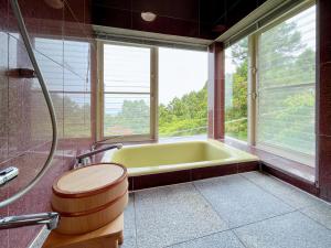 Ruang duduk di Suite Villa Ocean Terrace Atami