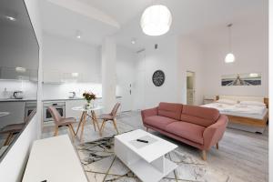 un soggiorno con divano e letto di Apartamenty Centrum nowoczesny design - Dream Apart a Bielsko-Biała