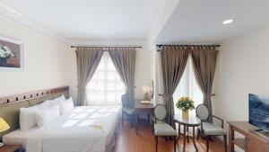 Giường trong phòng chung tại Phoenix Hotel Vung Tau