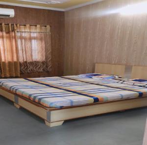 a bedroom with a large bed in a room at Jiya Green Garden & Banquet, Sonipat in Sonīpat