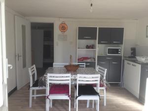 a kitchen and dining room with a table and chairs at Bottega in Petreto-Bicchisano