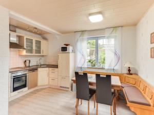 cocina con mesa, sillas y ventana en Apartment between Winterberg and Willingen, en Medebach