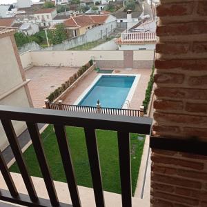 d'un balcon avec vue sur la piscine. dans l'établissement Casa San Isidro, à El Pedroso