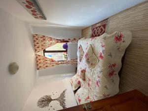 a small room with two pillows on a bed at Casa Harpes in Plavăţu
