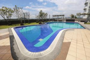 a swimming pool on top of a building at Lovely 3-bedroom with Pool - Puchong for 6 Pax in Puchong